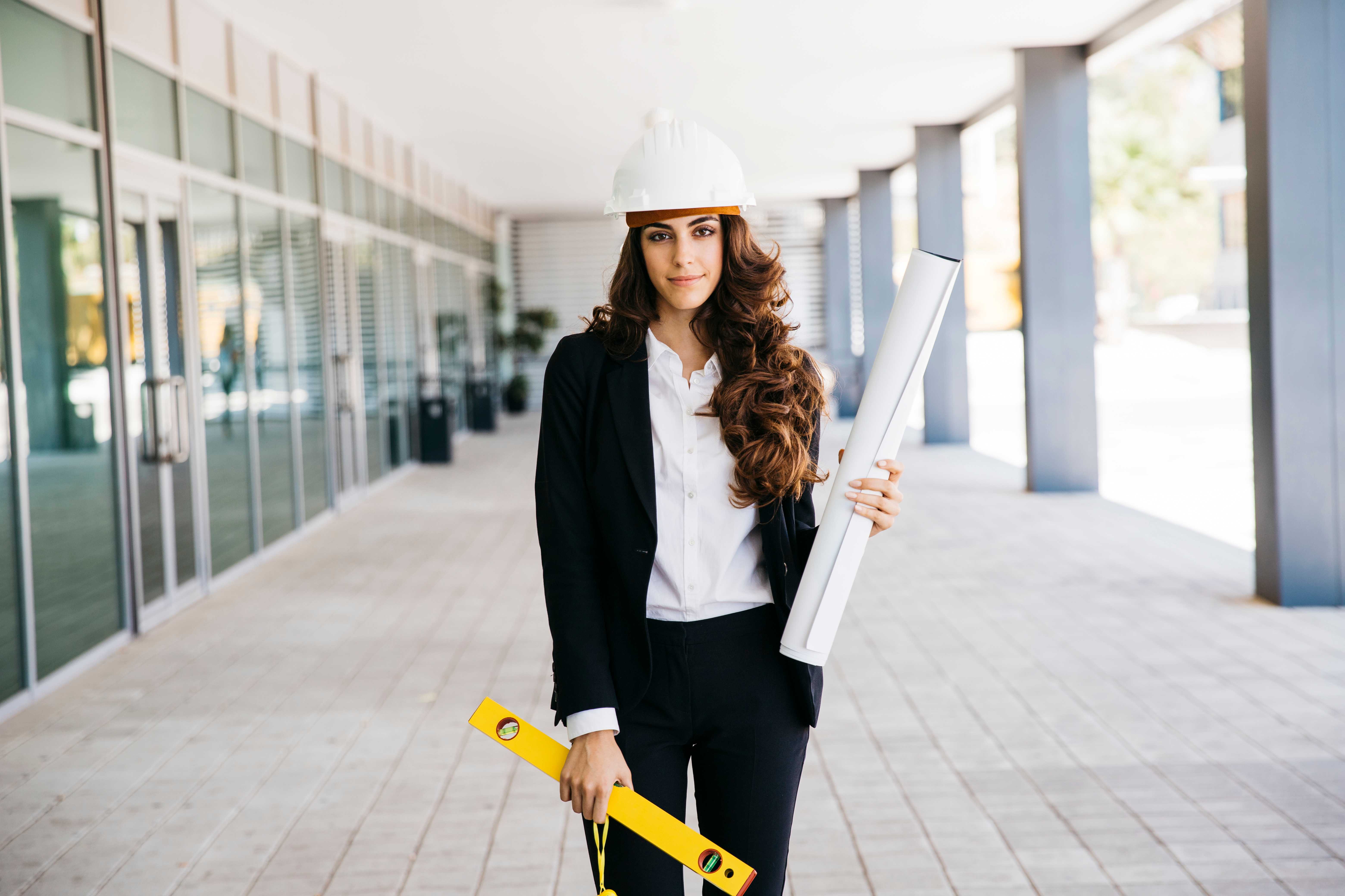 Profesionales colaborando en un entorno de oficina moderno