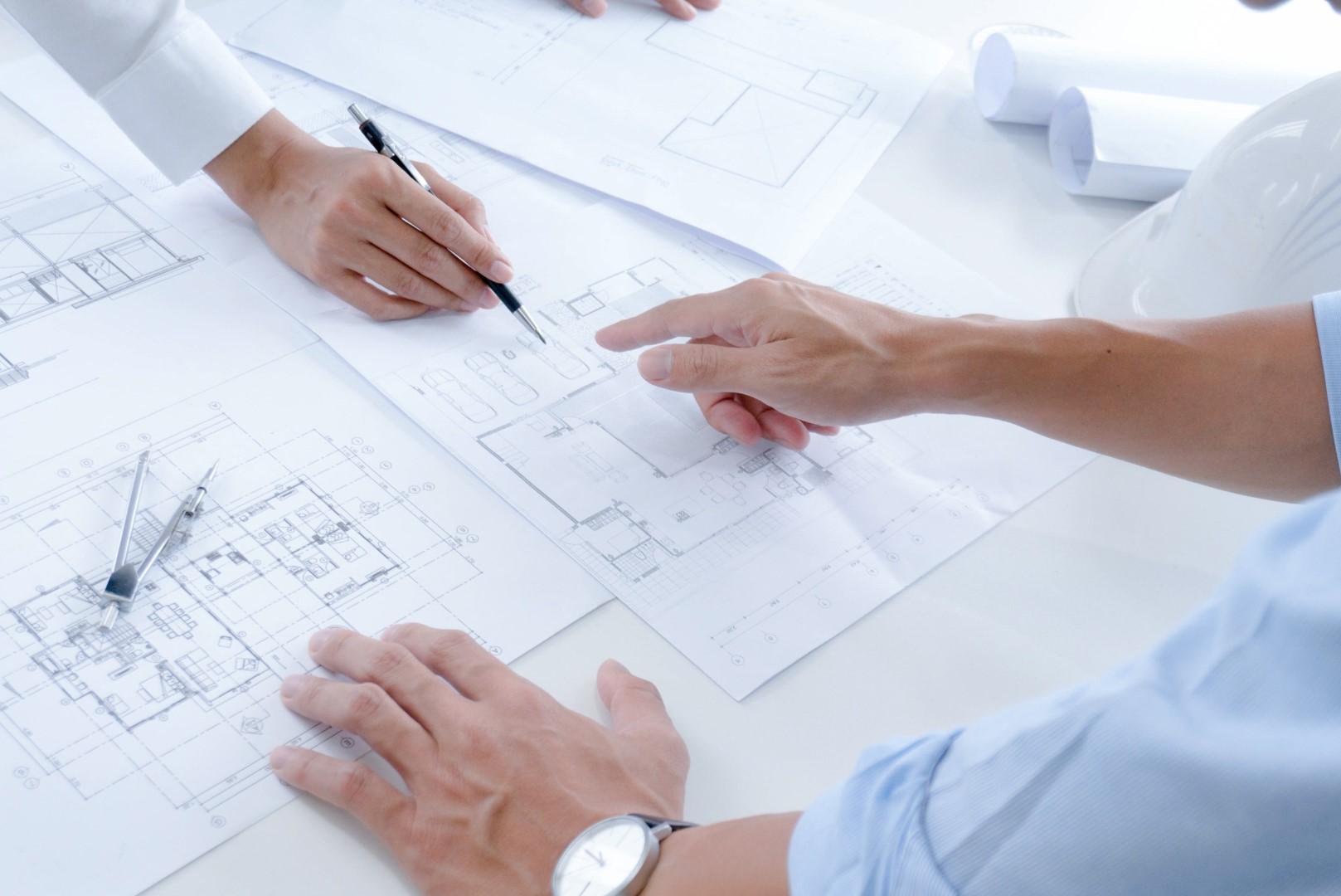 Equipo IDESIE colaborando en oficina moderna con tecnología BIM