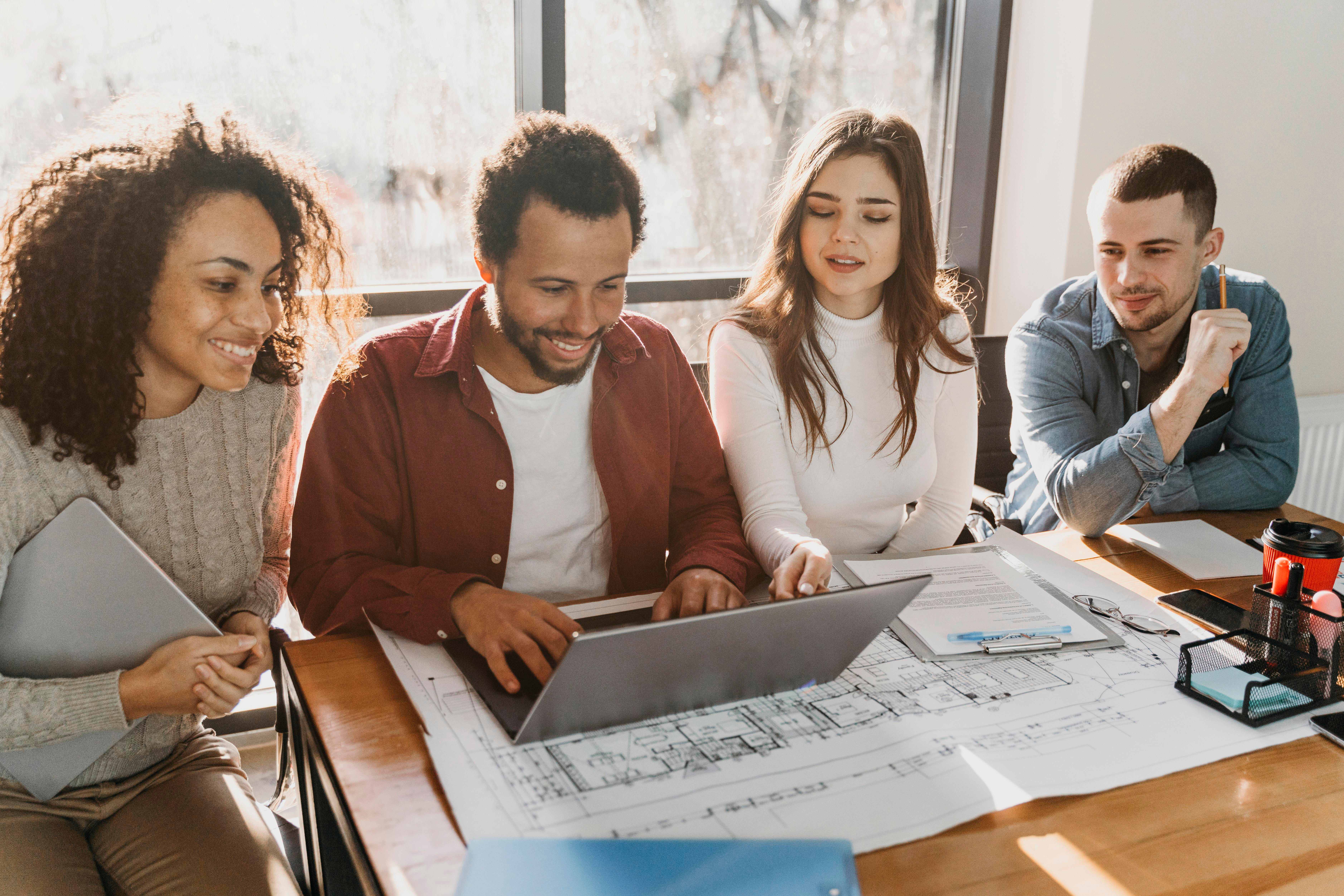 Grupo de profesionales colaborando en oficina moderna